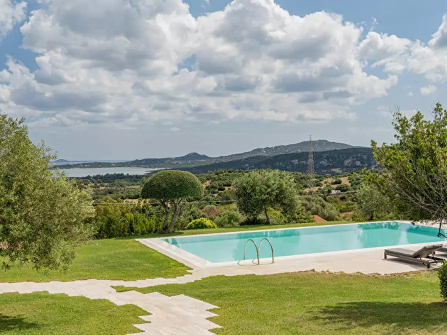 Immagine 30 di Villa in vendita  a Olbia