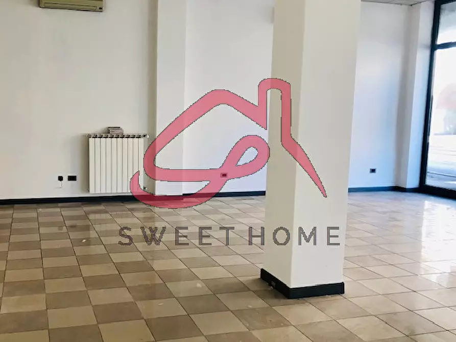 Immagine 1 di Negozio in affitto  in Viale Cavallotti a Padova