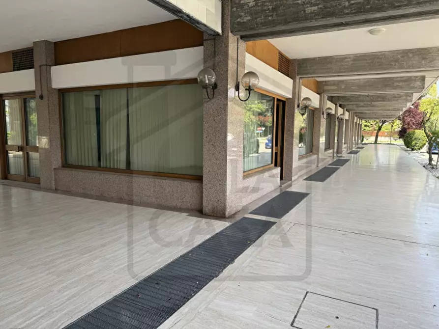 Immagine 1 di Negozio in affitto  in Via Aureliana a Montegrotto Terme