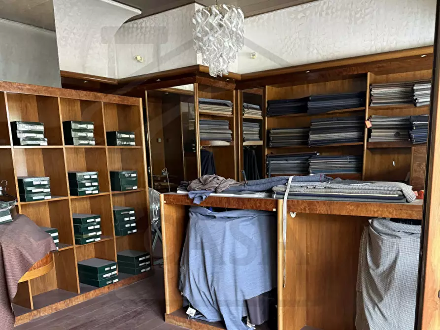 Immagine 4 di Negozio in affitto  in Via Aureliana a Montegrotto Terme