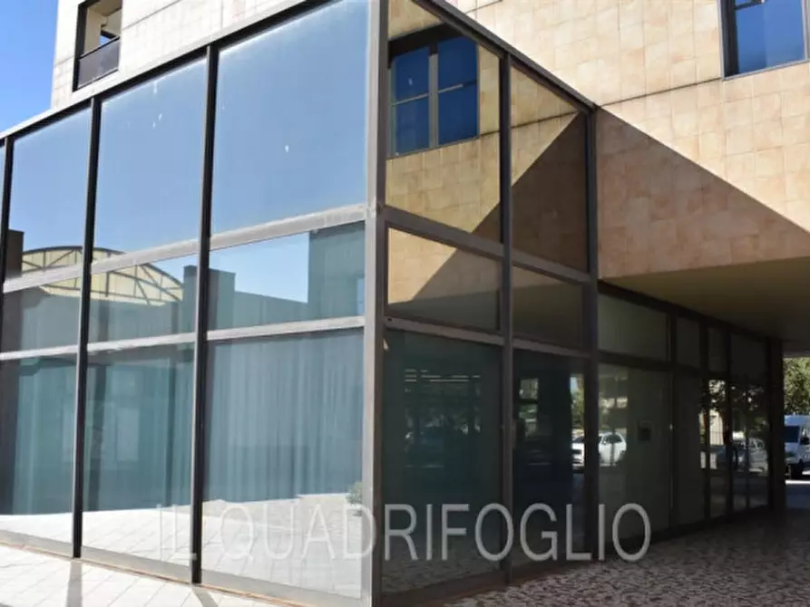 Immagine 11 di Negozio in vendita  a Forli'