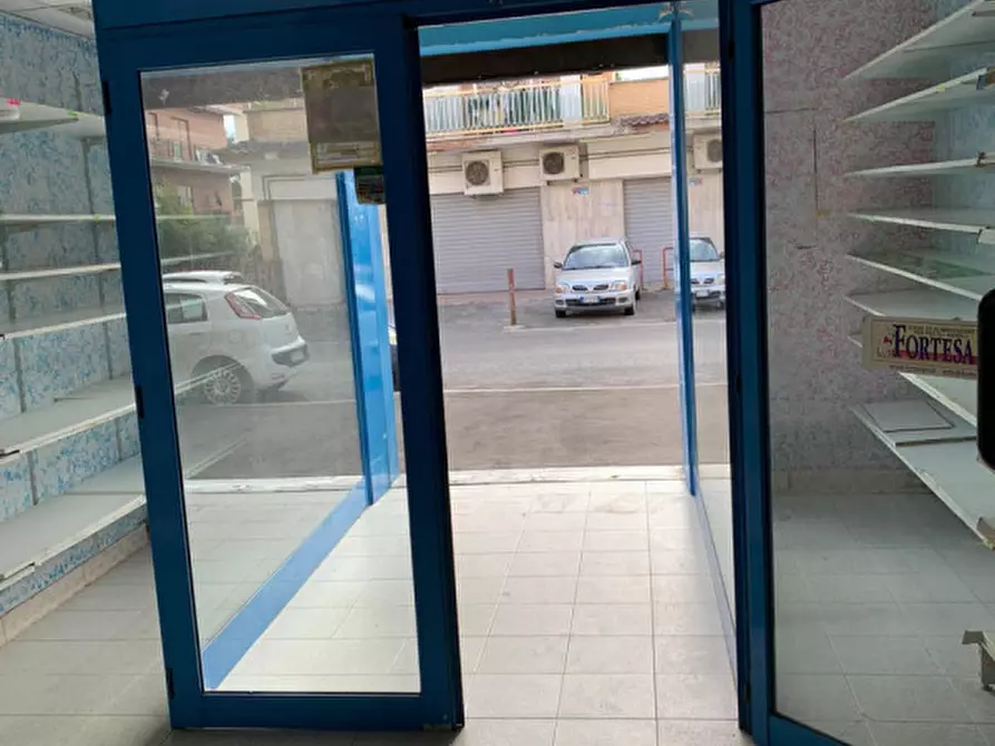 Immagine 4 di Attività commerciale in affitto  in Via Endimione a Roma