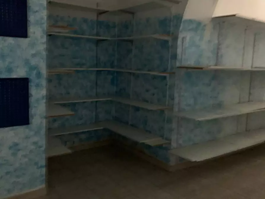 Immagine 10 di Attività commerciale in affitto  in Via Endimione a Roma