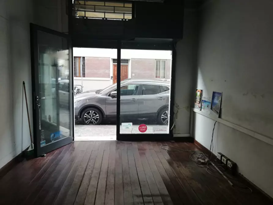 Immagine 2 di Negozio in affitto  in PIAZZA ANTONELLI a Firenze
