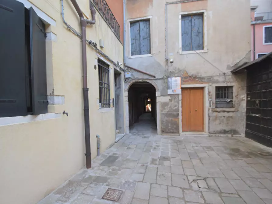 Immagine 7 di Magazzino in affitto  in santi apostoli a Venezia