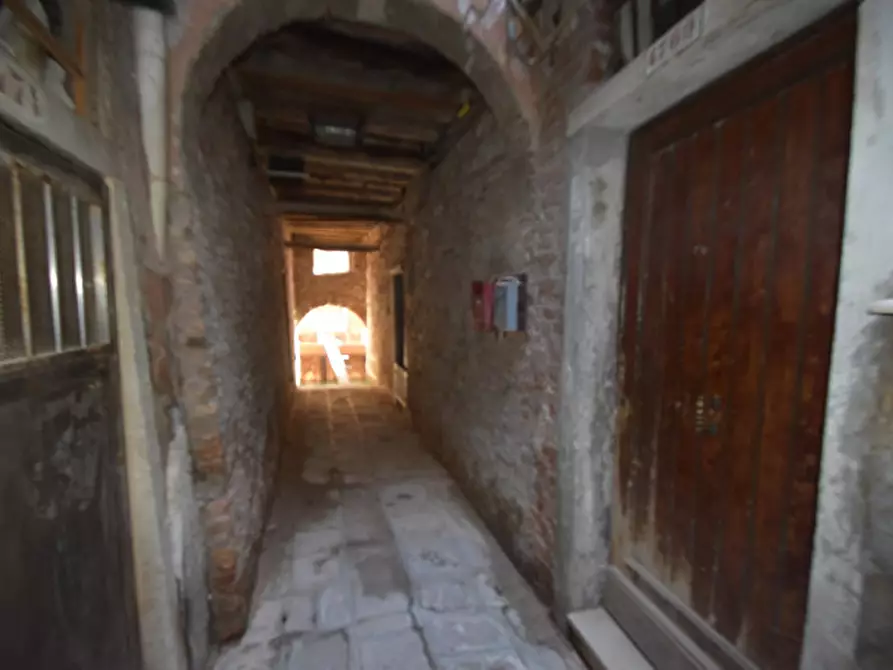 Immagine 11 di Magazzino in affitto  in santi apostoli a Venezia