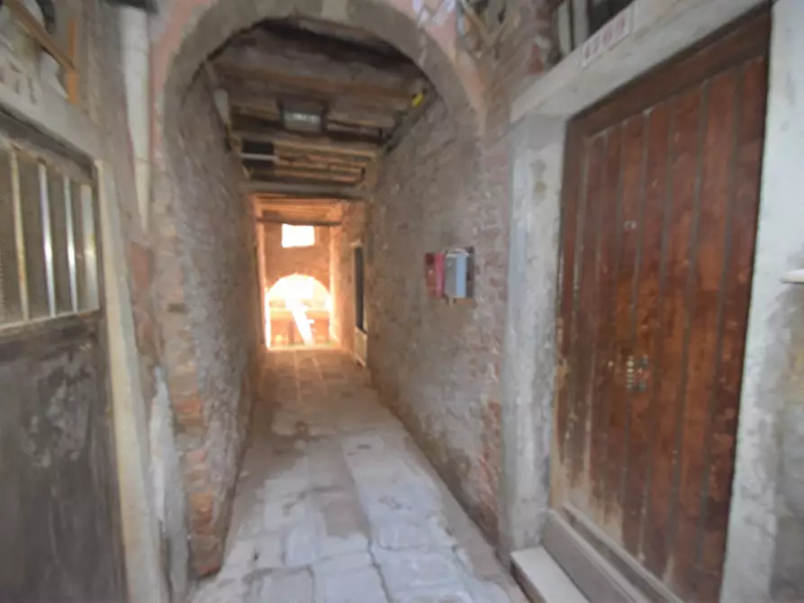 Immagine 15 di Magazzino in affitto  in santi apostoli a Venezia