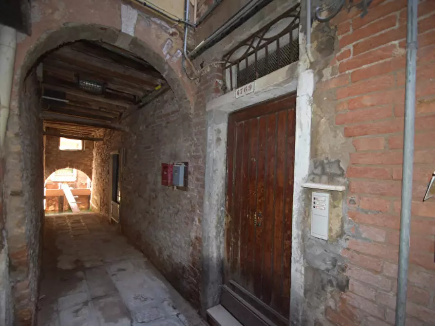 Immagine 17 di Magazzino in affitto  in santi apostoli a Venezia