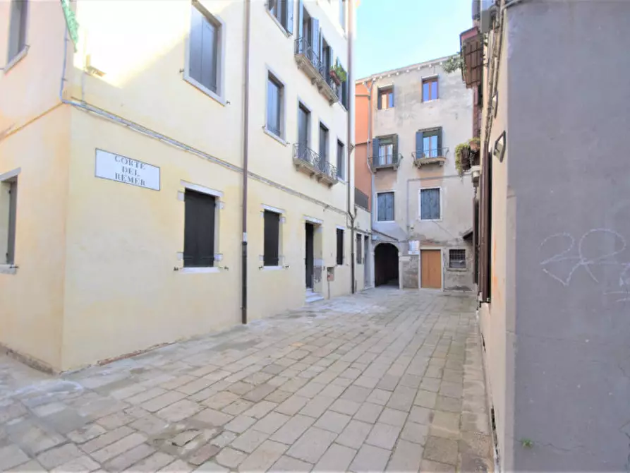 Immagine 17 di Magazzino in affitto  in santi apostoli a Venezia