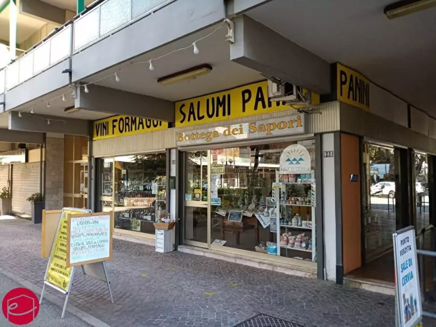 Immagine 1 di Negozio in vendita  in viale tritone 23 a Cervia