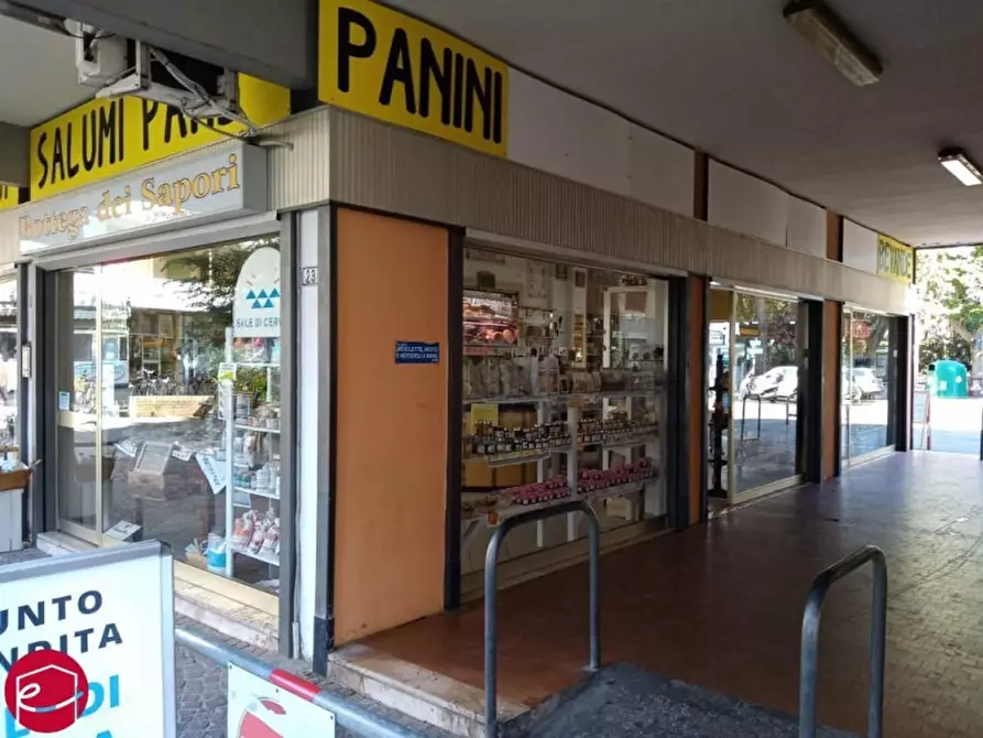 Immagine 3 di Negozio in vendita  in viale tritone 23 a Cervia