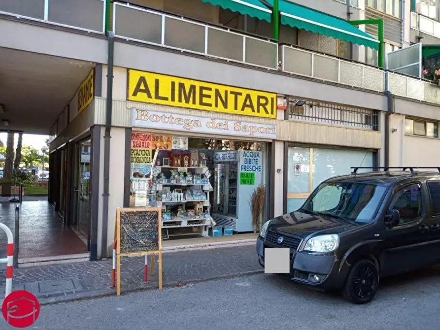 Immagine 4 di Negozio in vendita  in viale tritone 23 a Cervia