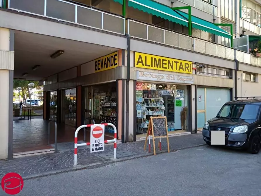 Immagine 5 di Negozio in vendita  in viale tritone 23 a Cervia