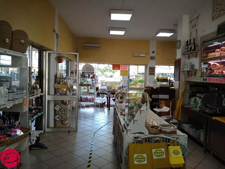 Immagine 9 di Negozio in vendita  in viale tritone 23 a Cervia
