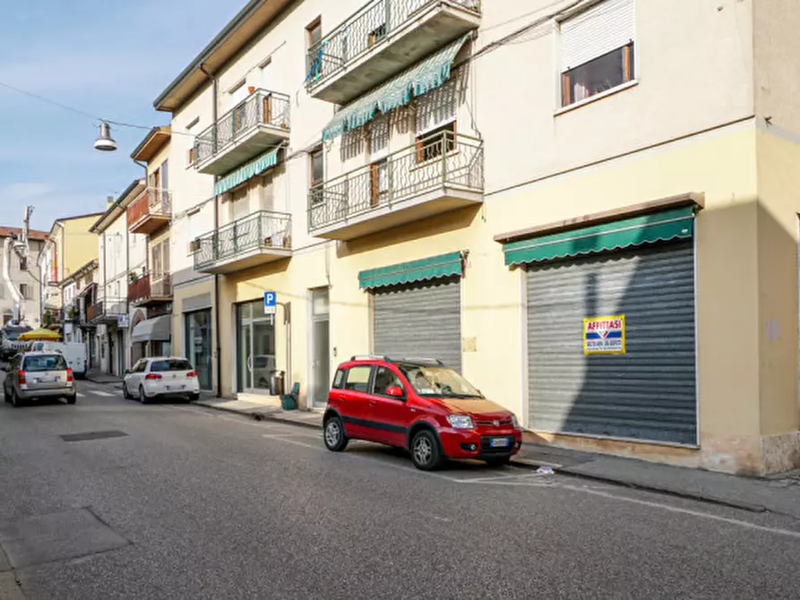 Immagine 1 di Negozio in affitto  in VIA DANTE a Monteforte D'alpone