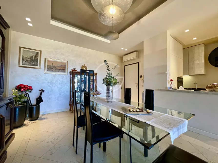 Immagine 11 di Appartamento in vendita  in Desenzano del Garda via villa del sole a Desenzano Del Garda