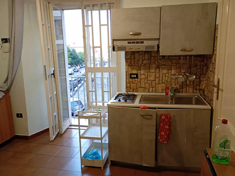 Immagine 1 di Monolocale in affitto  in via dei tribunali 197 a Napoli