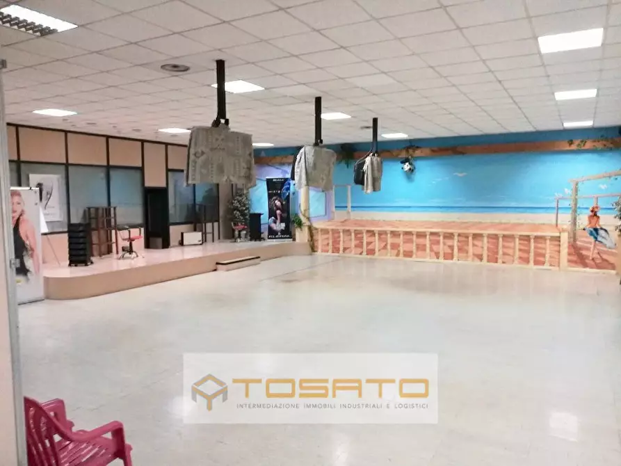 Immagine 2 di Capannone industriale in vendita  a Verona