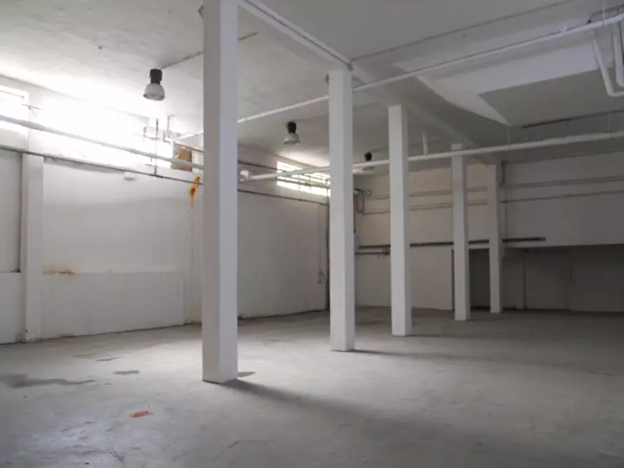 Immagine 3 di Magazzino in affitto  a Cagliari