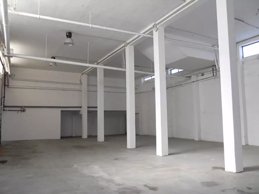 Immagine 5 di Magazzino in affitto  a Cagliari