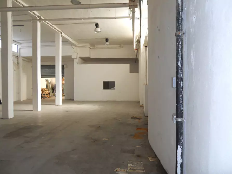 Immagine 7 di Magazzino in affitto  a Cagliari