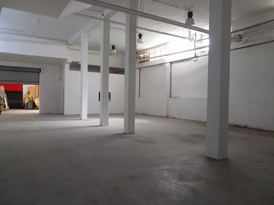 Immagine 8 di Magazzino in affitto  a Cagliari