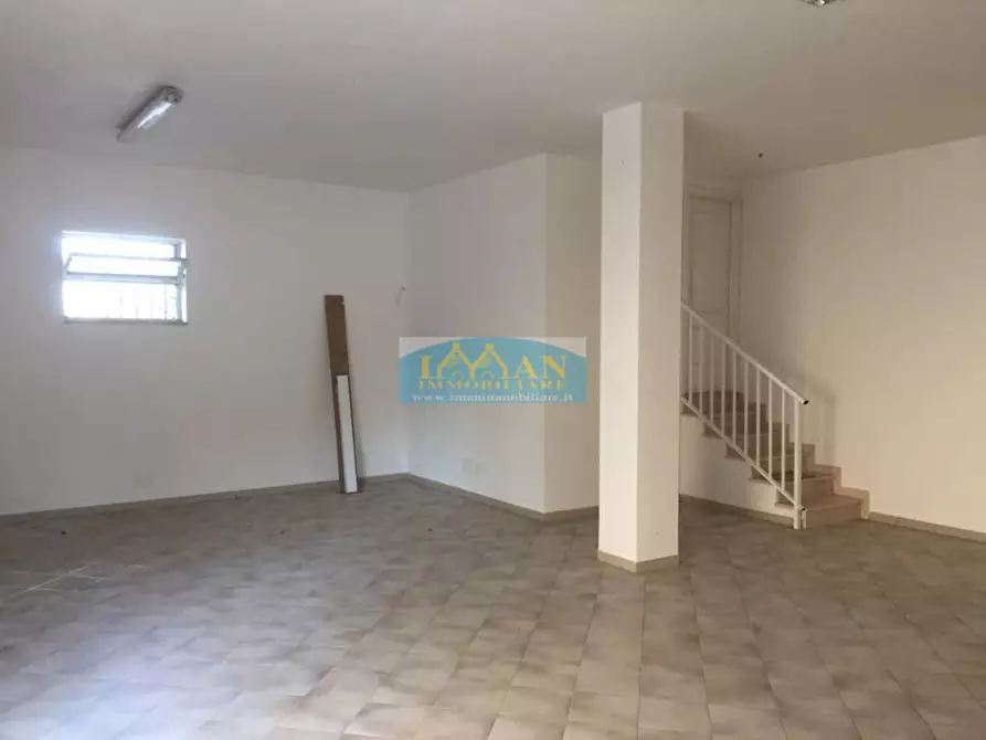 Immagine 2 di Magazzino in vendita  in Via Fratelli Cavallo a Ceglie Messapico