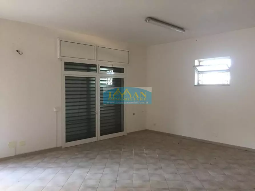 Immagine 3 di Magazzino in vendita  in Via Fratelli Cavallo a Ceglie Messapico