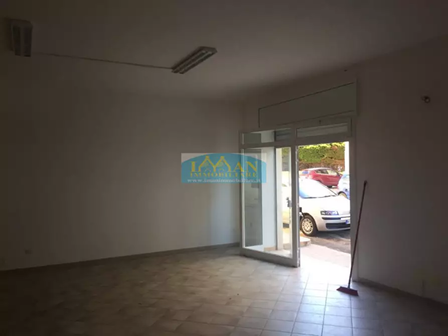 Immagine 5 di Magazzino in vendita  in Via Fratelli Cavallo a Ceglie Messapico