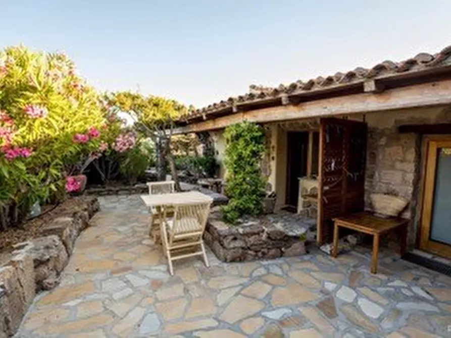 Immagine 2 di Villa in vendita  a Arzachena