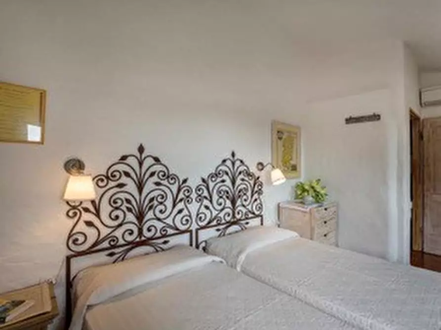 Immagine 18 di Villa in vendita  a Arzachena