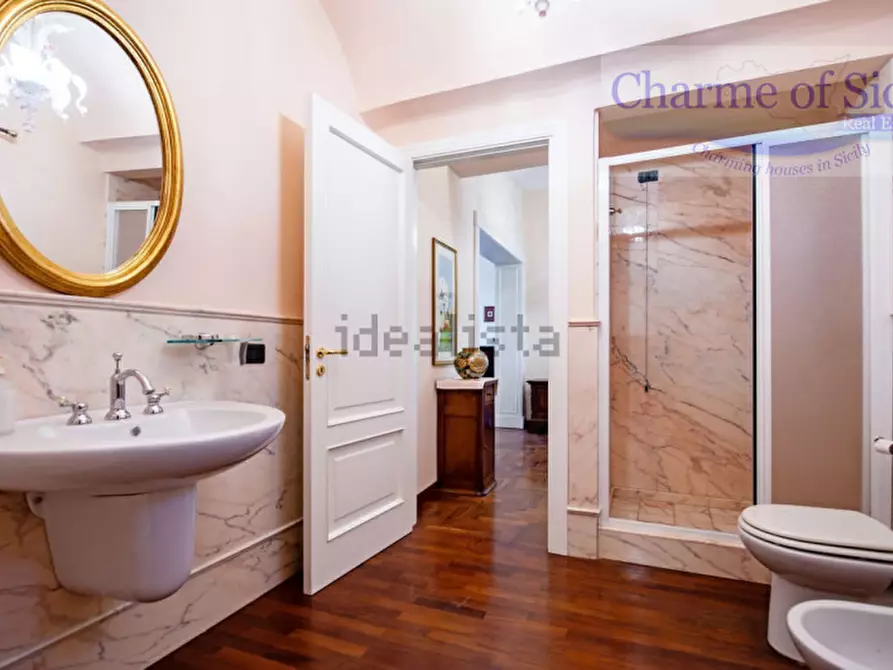 Immagine 21 di Palazzo in vendita  in Via Bari 93 a Vittoria