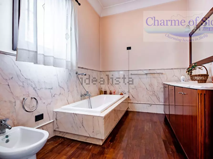 Immagine 29 di Palazzo in vendita  in Via Bari 93 a Vittoria