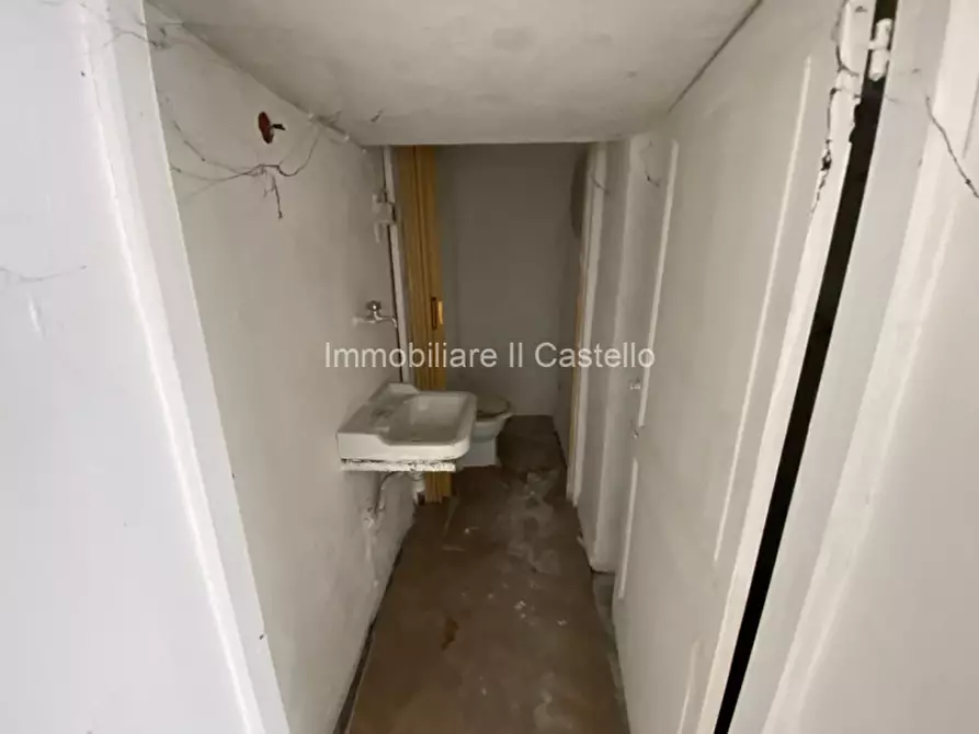 Immagine 4 di Negozio in vendita  a Castiglione Del Lago