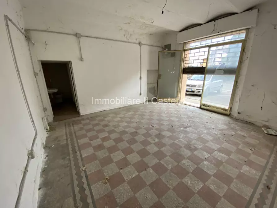 Immagine 5 di Negozio in vendita  a Castiglione Del Lago