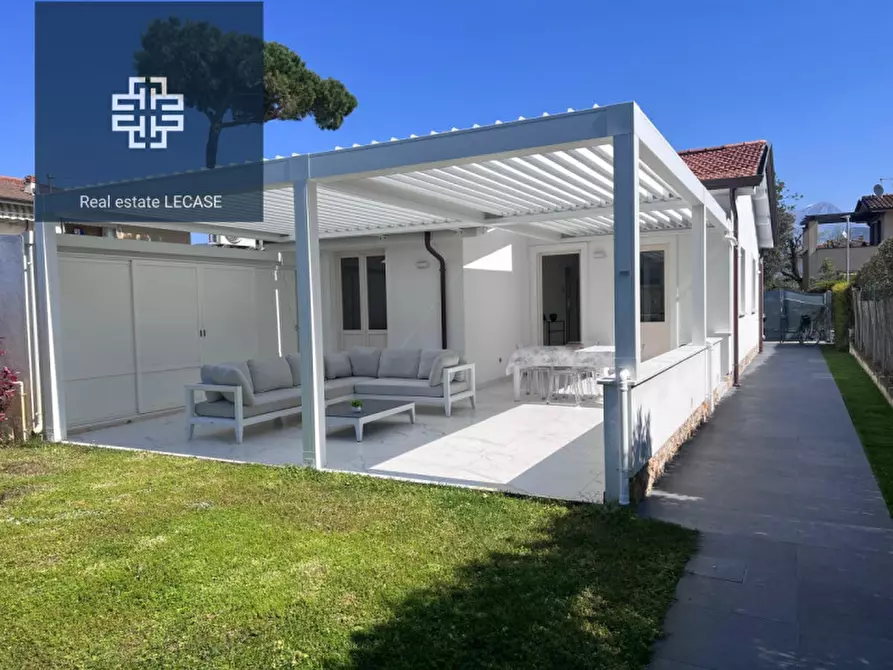 Immagine 1 di Villa in affitto  in Via Quattro Novembre a Forte Dei Marmi