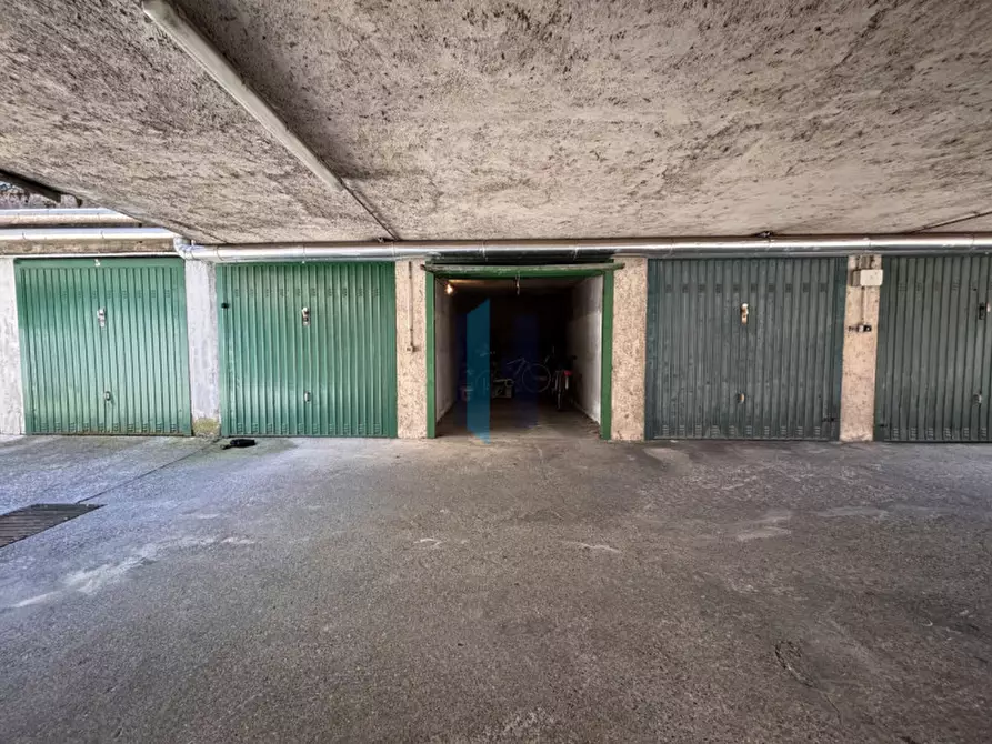Immagine 2 di Garage in vendita  a Brescia