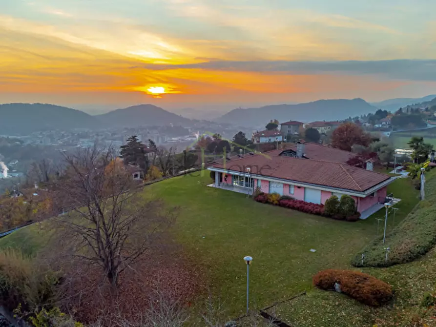 Immagine 38 di Villa in vendita  a Tavernerio