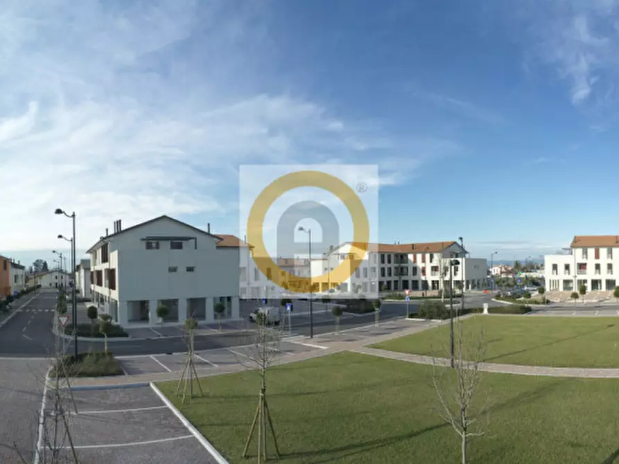 Immagine 1 di Negozio in affitto  a Rosà