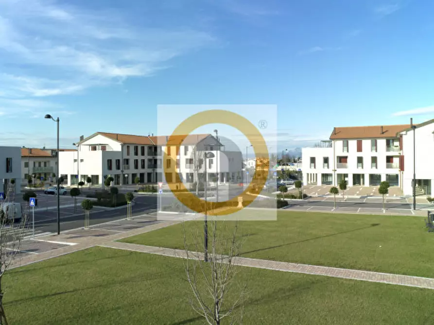 Immagine 2 di Negozio in affitto  a Rosà