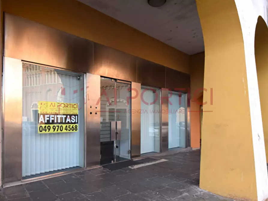 Immagine 1 di Negozio in affitto  in Piazza Incoronata a Piove Di Sacco