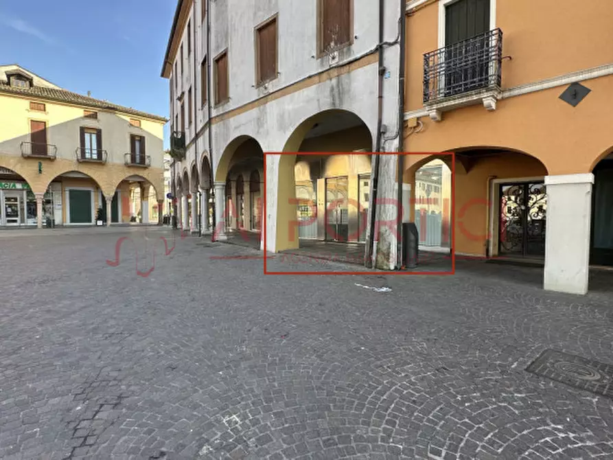 Immagine 2 di Negozio in affitto  in Piazza Incoronata a Piove Di Sacco