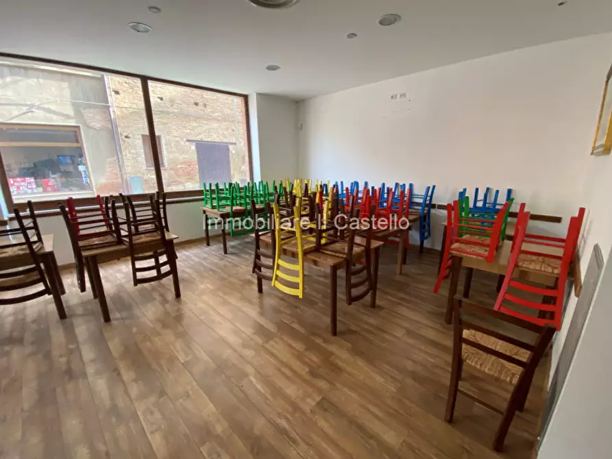 Immagine 3 di Attività commerciale in vendita  a Castiglione Del Lago