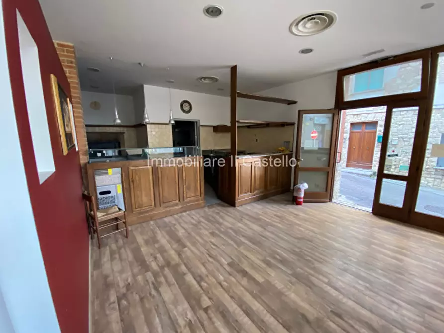 Immagine 12 di Attività commerciale in vendita  a Castiglione Del Lago