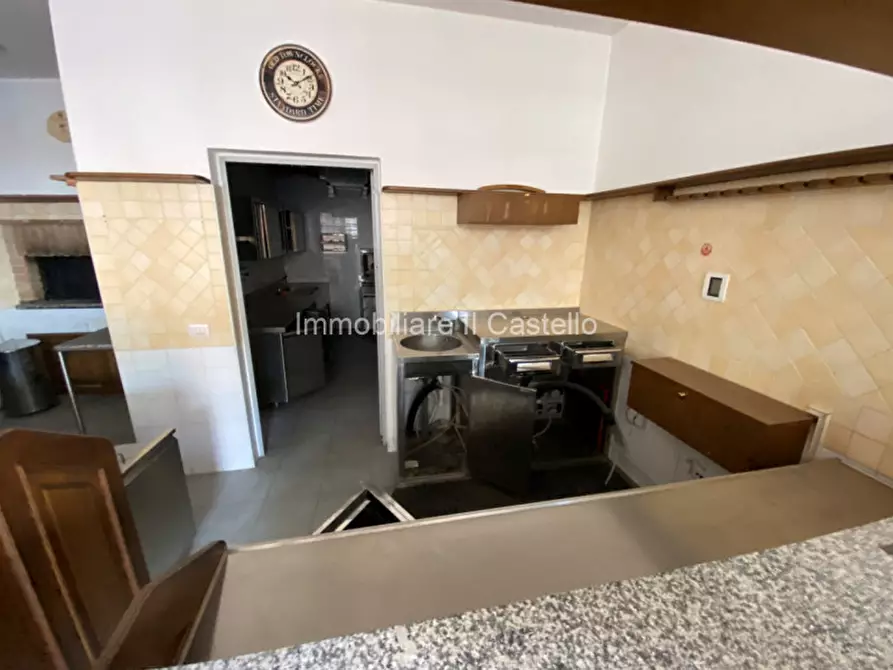 Immagine 19 di Attività commerciale in vendita  a Castiglione Del Lago