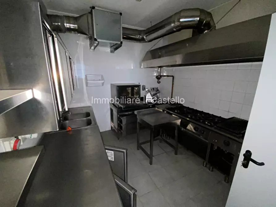 Immagine 25 di Attività commerciale in vendita  a Castiglione Del Lago