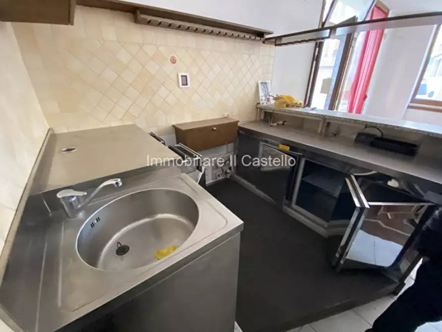 Immagine 27 di Attività commerciale in vendita  a Castiglione Del Lago