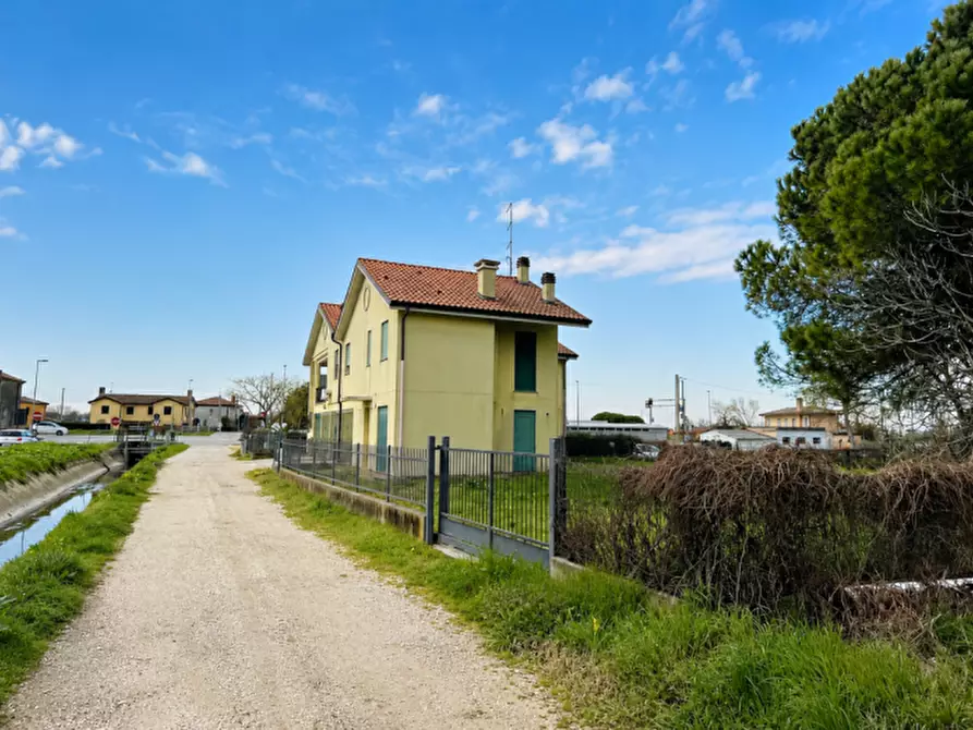 Immagine 1 di Villetta a schiera in vendita  in Via Vecchia  Romea a Chioggia