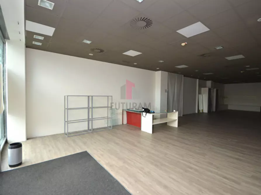 Immagine 1 di Negozio in affitto  in via vicenza a Torri Di Quartesolo