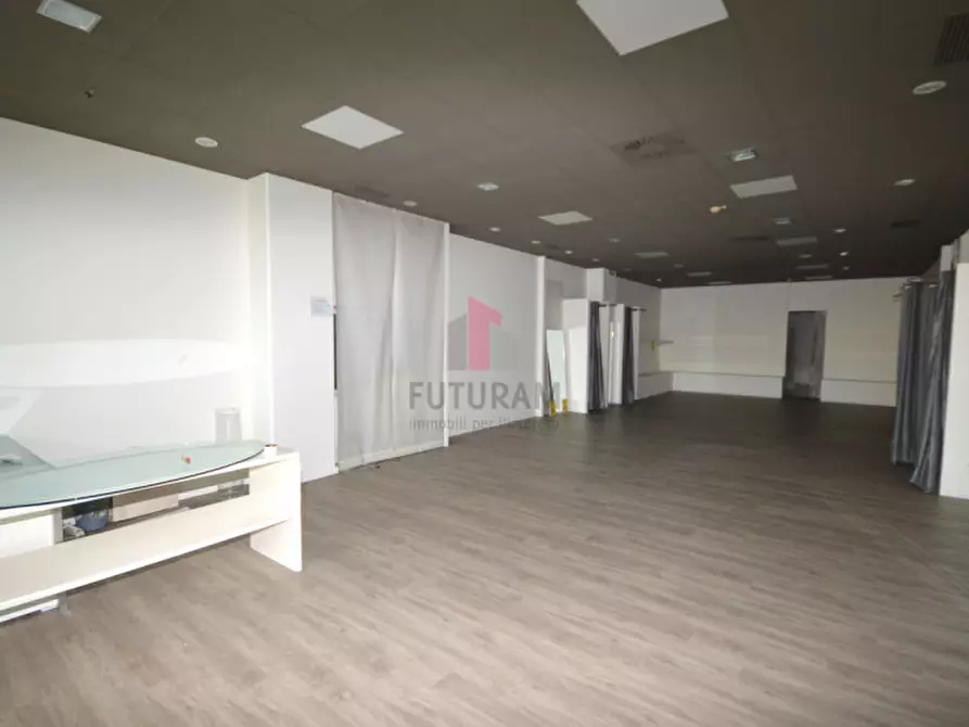 Immagine 3 di Negozio in affitto  in via vicenza a Torri Di Quartesolo